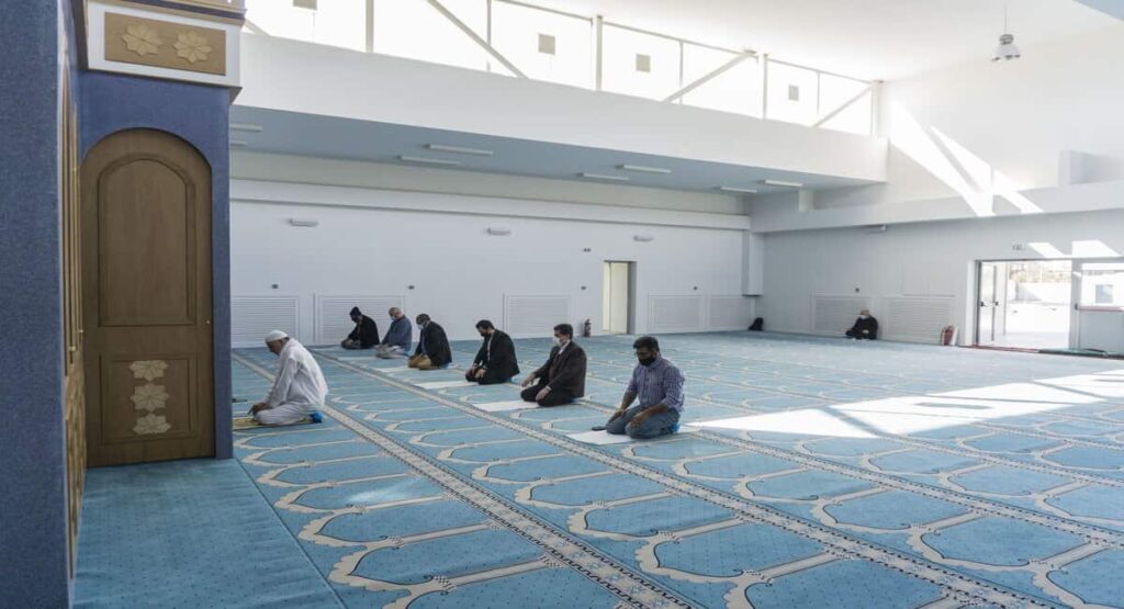 Des fidèles en prière dans la nouvelle mosquée d'Athènes (MEE –Demetrios / Ioannou)