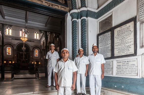 Des gardiens musulmans et hindous surveillent la synagogue Magen David à Kolkata, en Inde