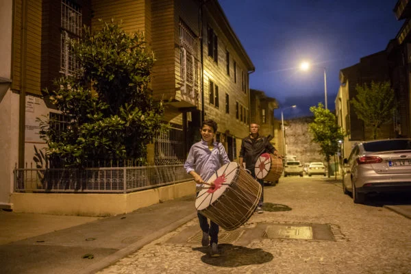 Un batteur du Ramadan et son fils à Istanbul, Turquie