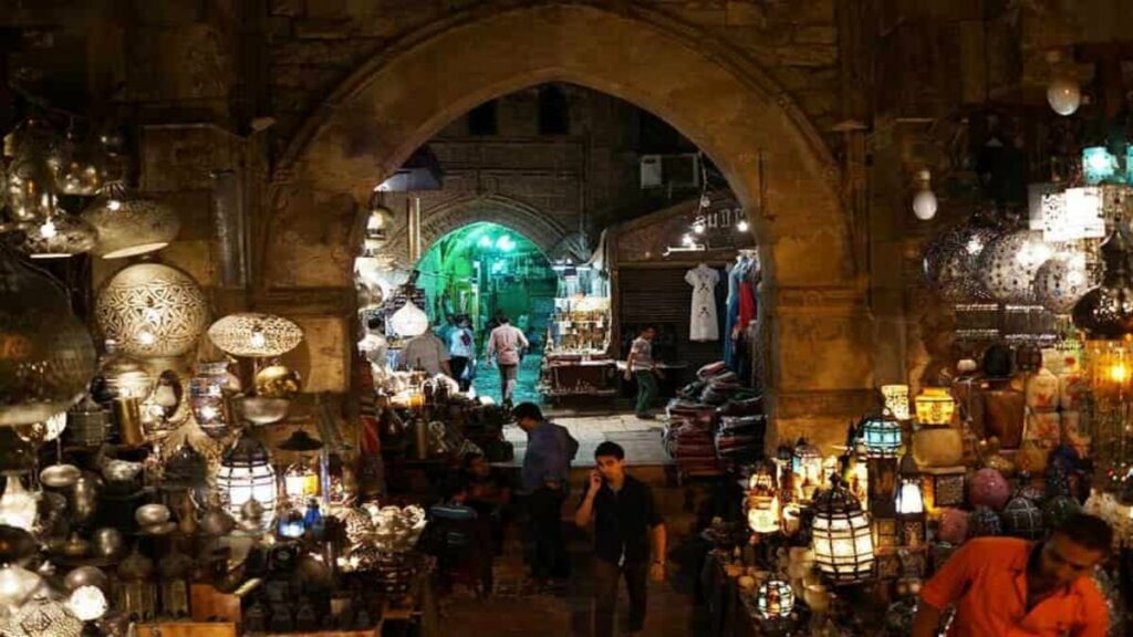 Lanternes colorées du Ramadan sur un marché au Caire, Egypte
