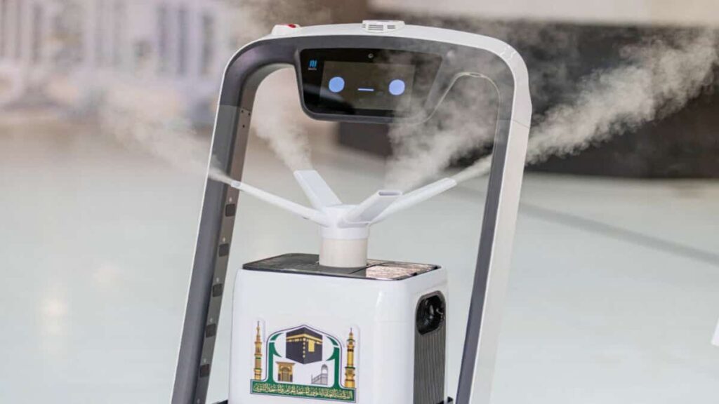 Robot utilisé pour désinfecter la grande mosquée de la Mecque